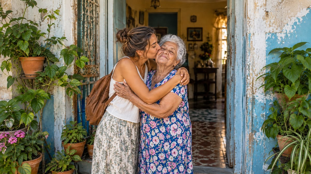 Una mujer abraza y besa a su madre en la puerta de una casa en Cuba